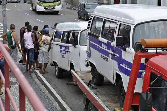 DETRO-apreende-vans-e-kombis-na-Ilha-do-Governador-Zona-Norte-do-Rio-1