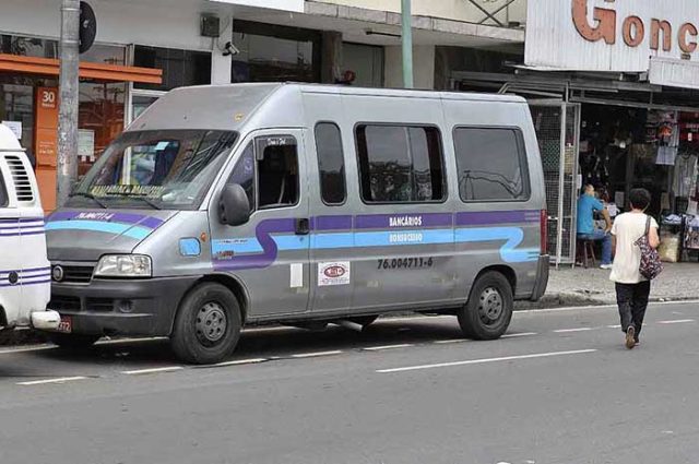 DETRO-apreende-vans-e-kombis-na-Ilha-do-Governador-Zona-Norte-do-Rio-2